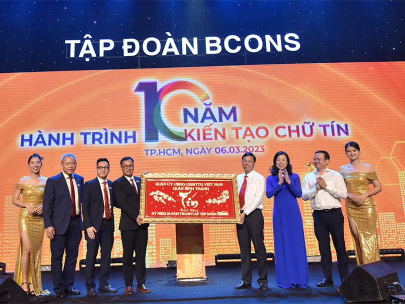 Ban lãnh đạo tập đoàn Bcons đón nhận quà chúc mừng trong lễ kỷ niệm 10 năm thành lập tập đoàn