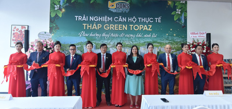 Lãnh đạo Tập đoàn Bcons và đơn vị phân phối độc quyền Bcons City - Sao Việt cắt băng khai trương