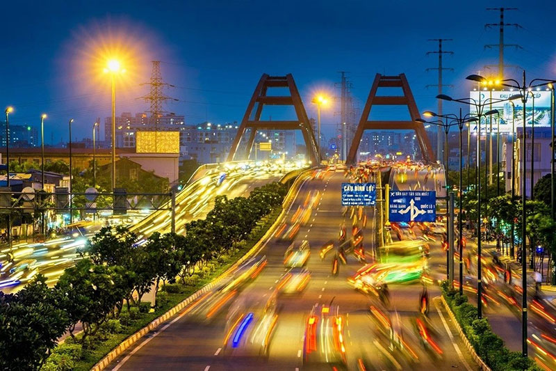 Đại lộ Phạm Văn Đồng - tuyến giao thông trọng điểm kết nối TP Dĩ An và TPHCM (Ảnh: VNP/VNA).